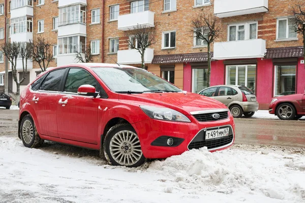 Nuevo coche aparcado después de la nevada — Foto de Stock