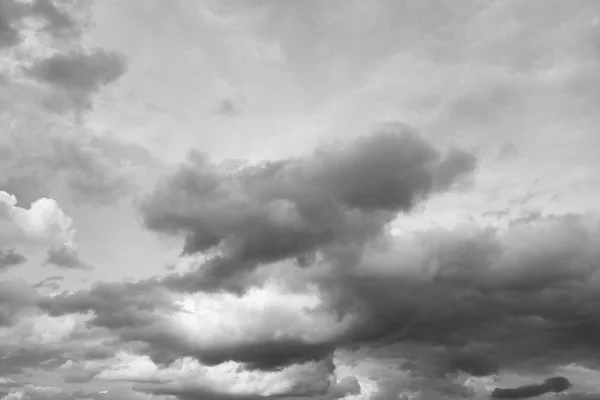 Темный облачный пейзаж над горизонтом — стоковое фото