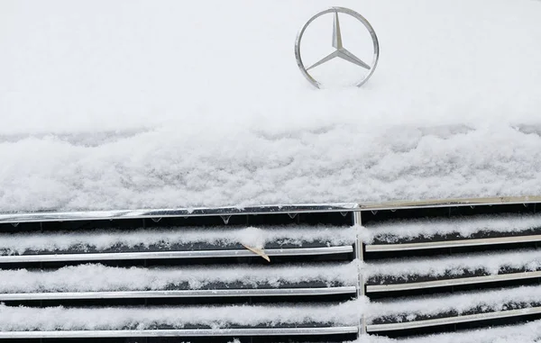 Car with emblem of  Mercedes — Stock Photo, Image