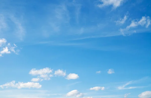 Hermoso paisaje nublado sobre el horizonte — Foto de Stock