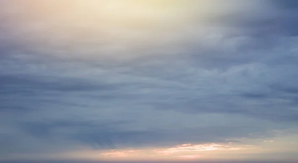 Gün batımı sırasında koyu gri bulutlar — Stok fotoğraf