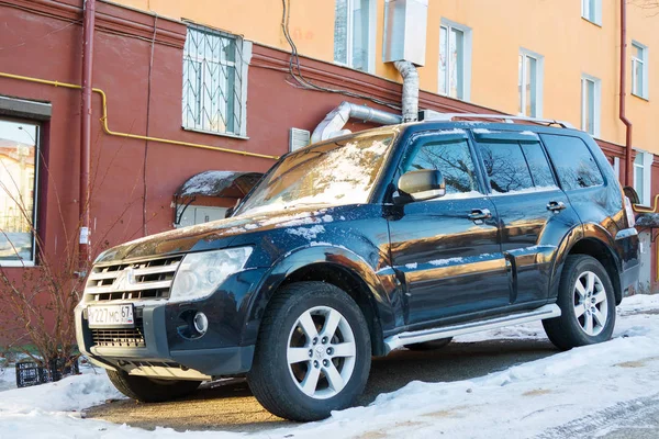 Carro novo estacionado na rua — Fotografia de Stock