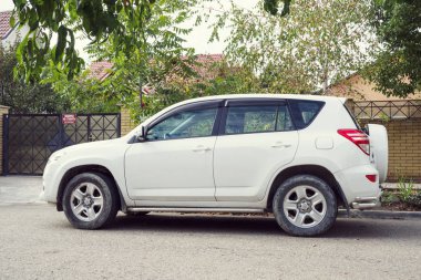 Toyota Rav4 Sochi şehir sokakta park edilmiş..