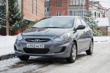 Yeni Hyundai Solaris (vurgu) kışın sokak Park.