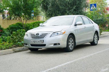oyota Camry sokakta park. .