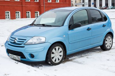 Yeni Citroen C3 kışın yakınlarında bir evi var sokak Park.