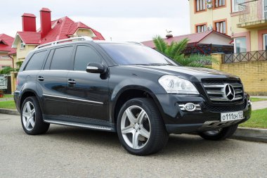 Siyah Mercedes Ml evin yakınına park.