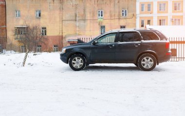 Yeni lüks Volvo Xc 90 kış akşamları Park.