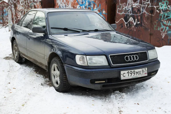 Audi 100 geparkeerd in de winter op criminele district van Smolensk. — Stockfoto