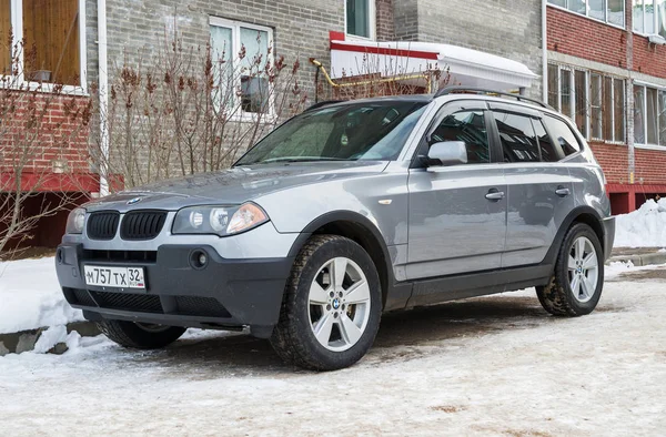 BMW X3 estacionado en invierno cerca de la casa . — Foto de Stock