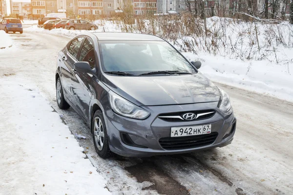 Novo Hyundai Solaris (sotaque) estacionado na rua de inverno . — Fotografia de Stock