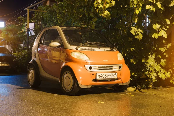 Inteligente estacionado na rua à noite . — Fotografia de Stock