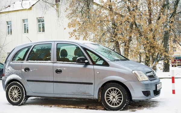 Opel Meriva estacionado en invierno cerca de la casa . — Foto de Stock