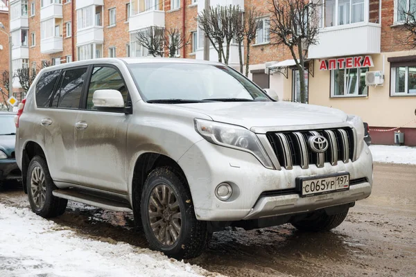 Toyota land cruiser geparkt im winter auf einer schmutzigen russischen straße. — Stockfoto