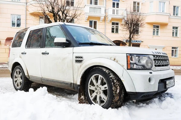 Range Rover Land Rover kışın sokak Park. — Stok fotoğraf