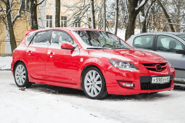 Neue Mazda 3 (axela) geparkt in der Winterstraße. — Stockfoto