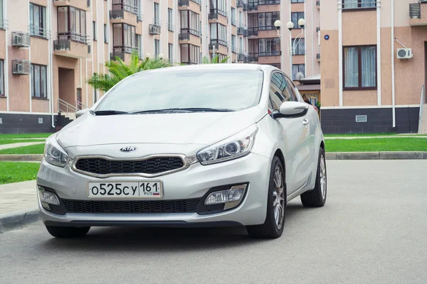 Nouveau Kia Ceed garé près de la maison . — Photo