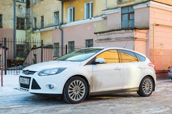 Ford Focus estacionado en la sucia calle rusa . — Foto de Stock