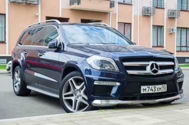 Yeni lüks Mercedes Benz evin park edilmiş..