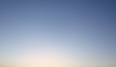 Açık akşam gökyüzünde bulutlar olmadan. 