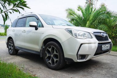 Subaru Forester Sochi şehir sokakta park edilmiş..