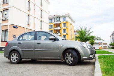 Kia Rio Sochi şehir sokakta park edilmiş..
