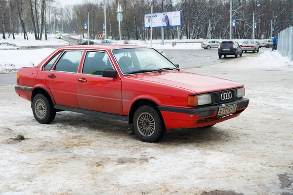 Legendarische vintage Audi 80 geparkeerd in winter straat van Smolensk. — Stockfoto