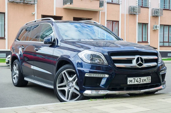 Yeni lüks Mercedes Benz evin park edilmiş..