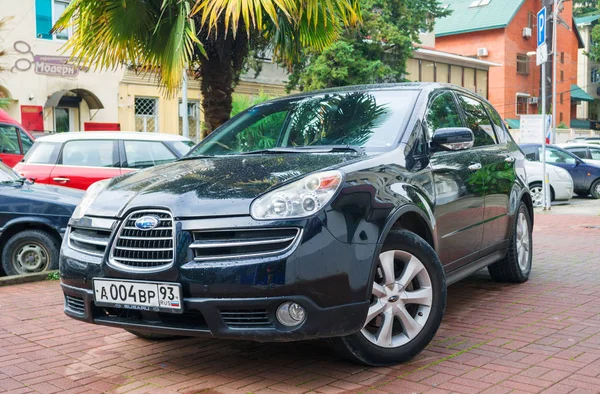 Hermoso Subaru Forester negro estacionado en la calle de la ciudad de Sochi . — Foto de Stock