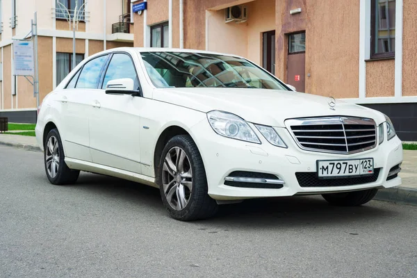 Novo luxo de classe executiva automóvel Mercedes Benz estacionado perto da casa . — Fotografia de Stock