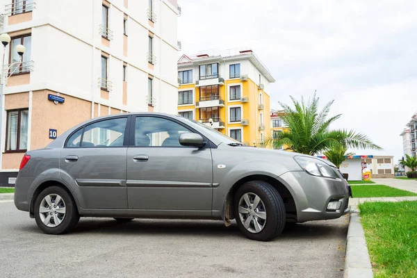 Kia Rio estacionado en la calle de la ciudad de Sochi . — Foto de Stock