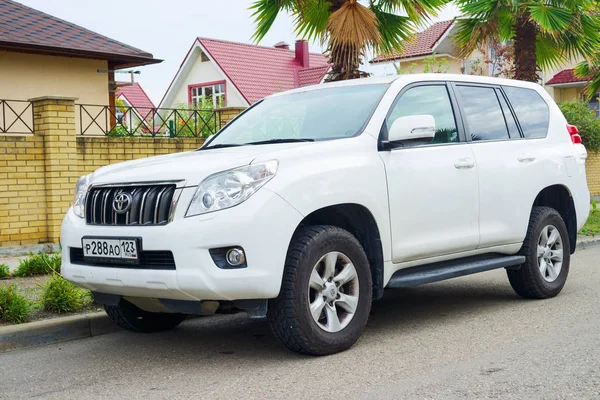 Nya lyxiga japanska auto Toyota Land Cruiser parkerad på gatan av Sochi City. — Stockfoto