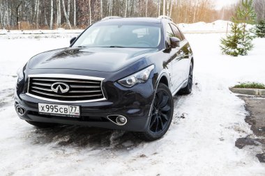 Infiniti Qx sokağa park etti.