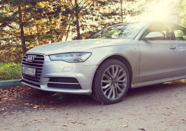 Audi A6 sokağa park etti. 