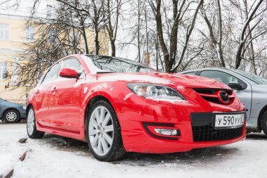 Mazda 3 (Axela) Caddesi üzerinde park etmiş. 