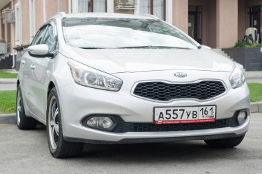 Kia Ceed sokağa park etti. 