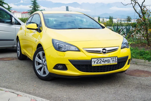 Opel Astra sokağa park etti. — Stok fotoğraf