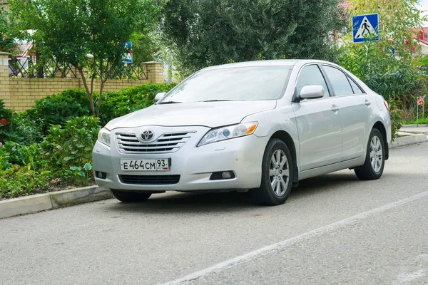 Toyota Camry припаркована на улице — стоковое фото