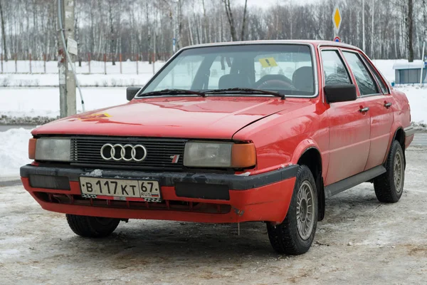 Audi 100 geparkeerd op straat — Stockfoto