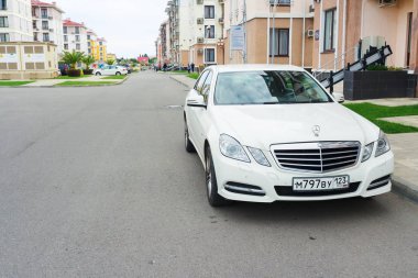 Mercedes Benz sokağa park etti.