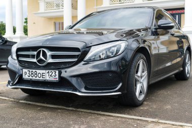 Yeni lüks siyah Mercedes Benz