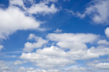 Bulutlu mavi gökyüzü 