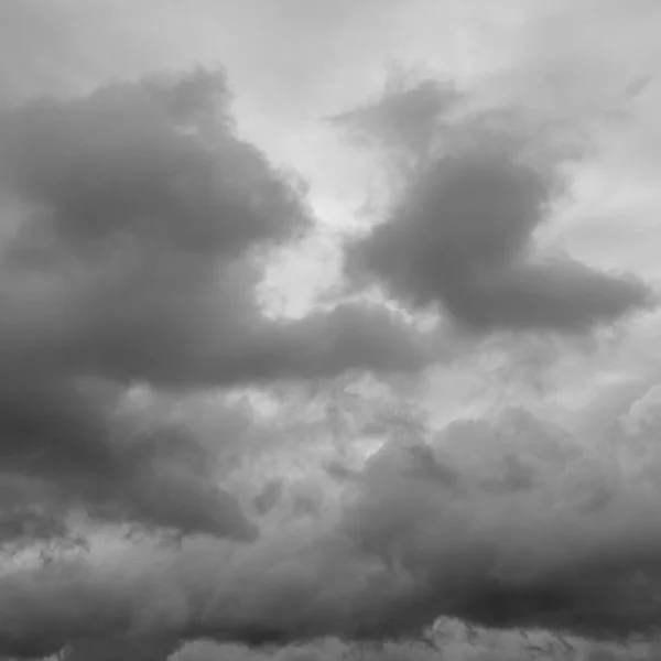 Clouds flying over horizon — Stock Photo, Image