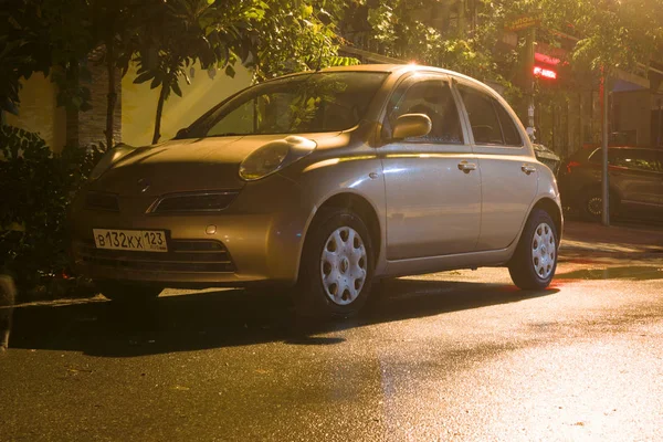 Nissan micra (marsch) auf der straße — Stockfoto