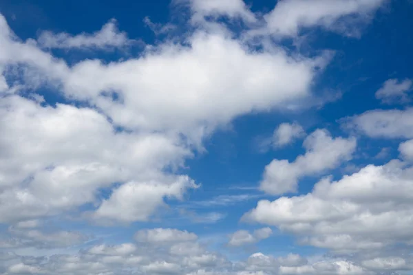 Blauer Himmel mit Wolken — Stockfoto