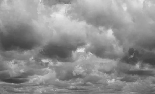 Awan terbang di atas cakrawala — Stok Foto