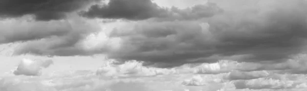 Clouds flying over horizon — Stock Photo, Image