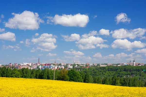 Kaluga by under blå himmel - Stock-foto