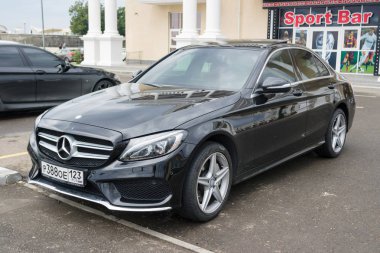 Mercedes Benz sokağa park etti.