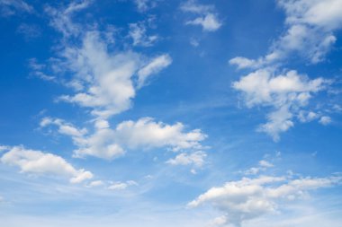 Mavi gökyüzü ufukta